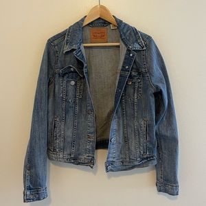 LEVI’S CLASSIC DENIM JACKET